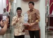 FOSMA Inbar Serahkan Plakat Tugu Nol Kilometer kepada Bupati Lucky Hakim