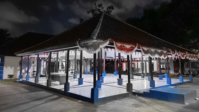 Bukan Rumah Pribadi! Tiang Pendopo Sindang Mendadak Biru, Sejarah Ikut Kaget